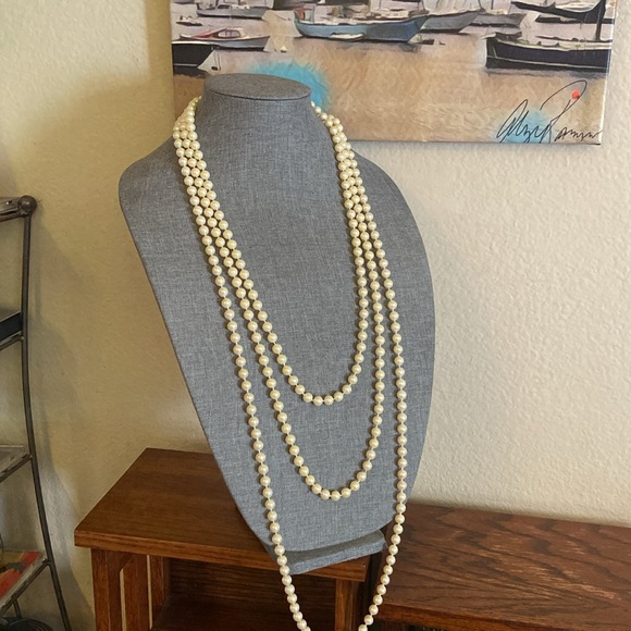 5/$10❤️❤️❤️Vintage 90s Set of 3 Plastic Cream Pearls Necklaces - Picture 3 of 3